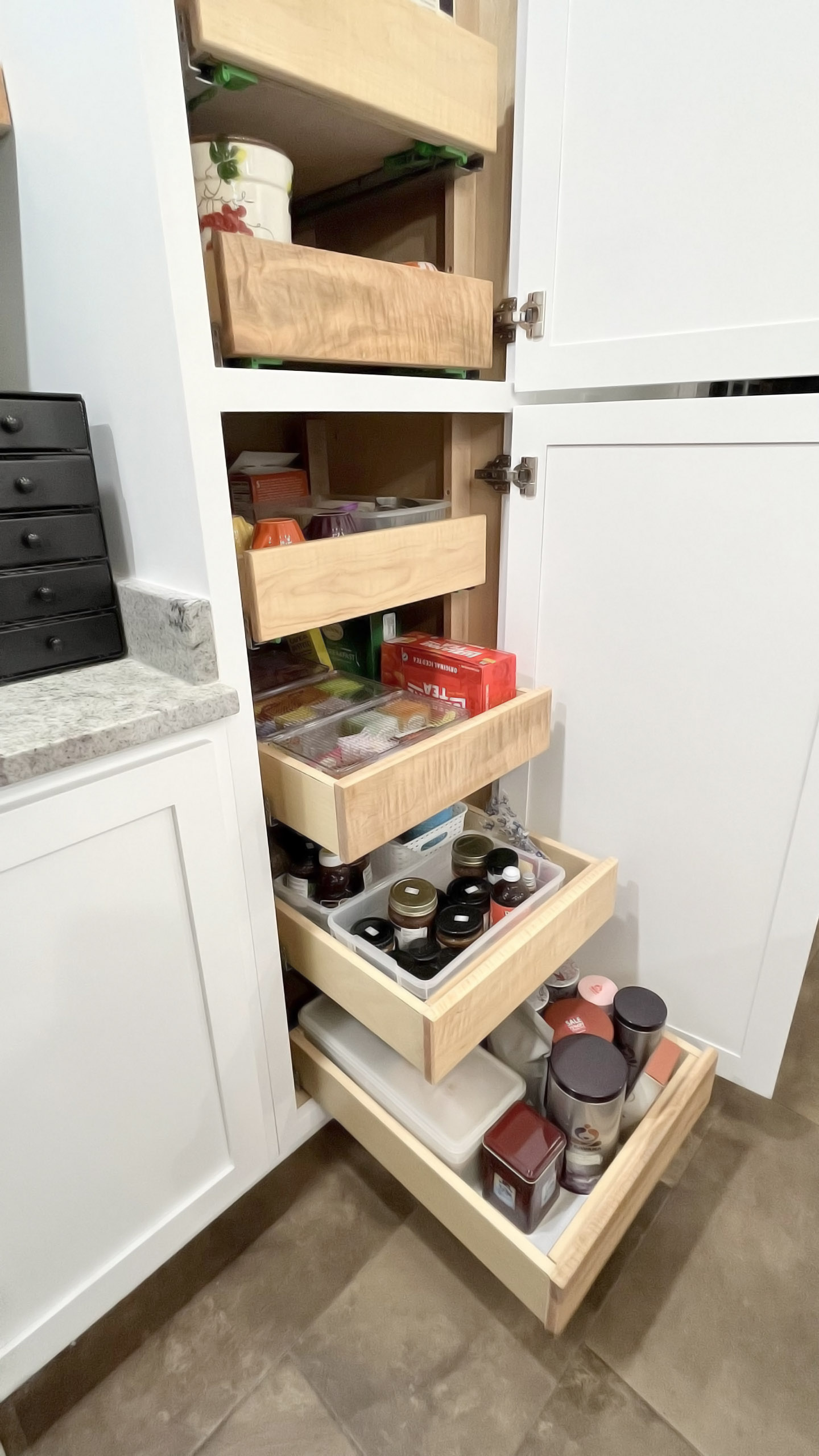 Cabinet roll out drawers