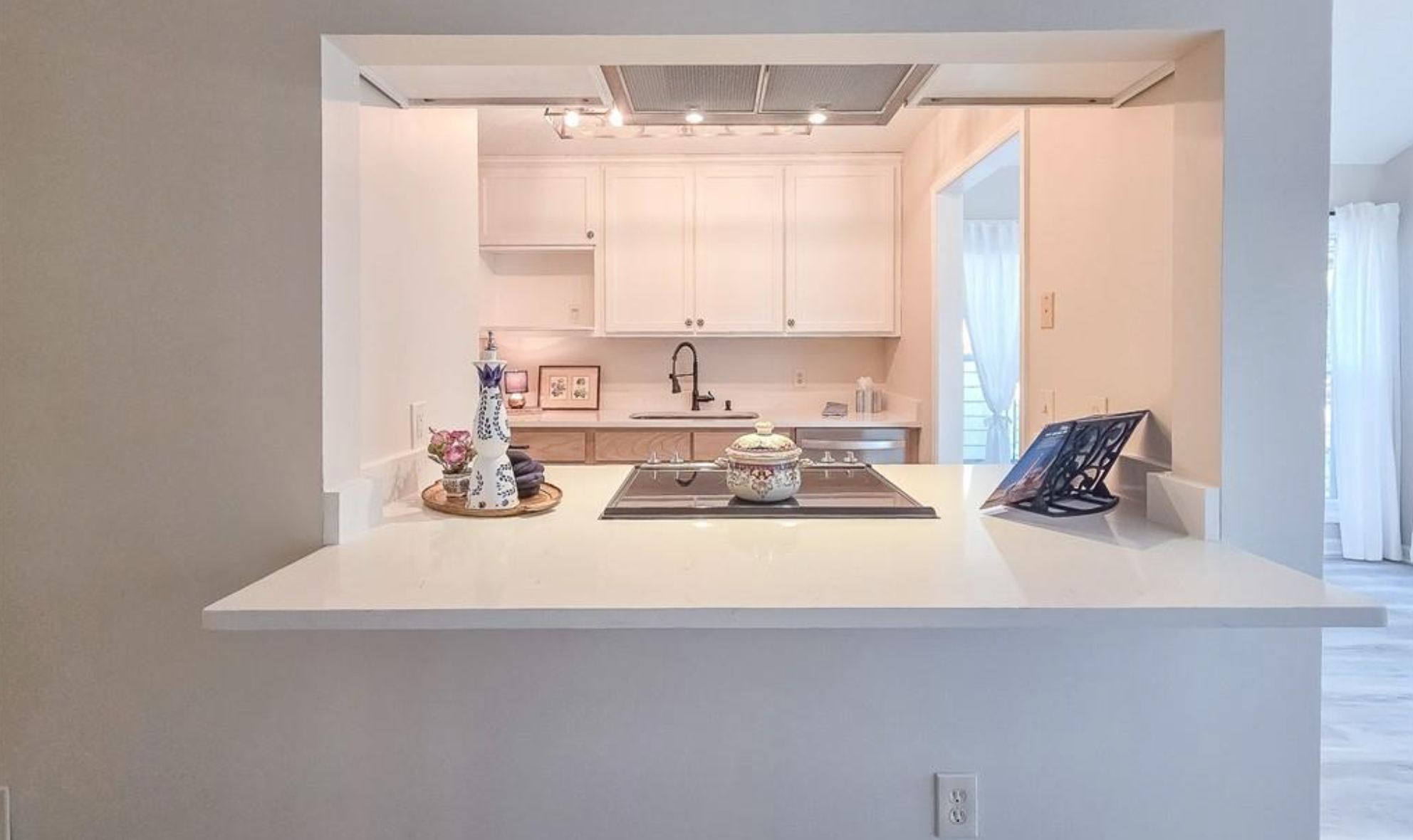 A partially open kitchen wall that connects kitchen to dining room